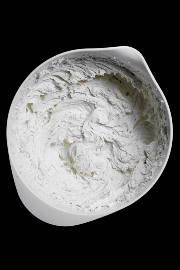 Chaikrydret vaffelkage med brunet smørcreme