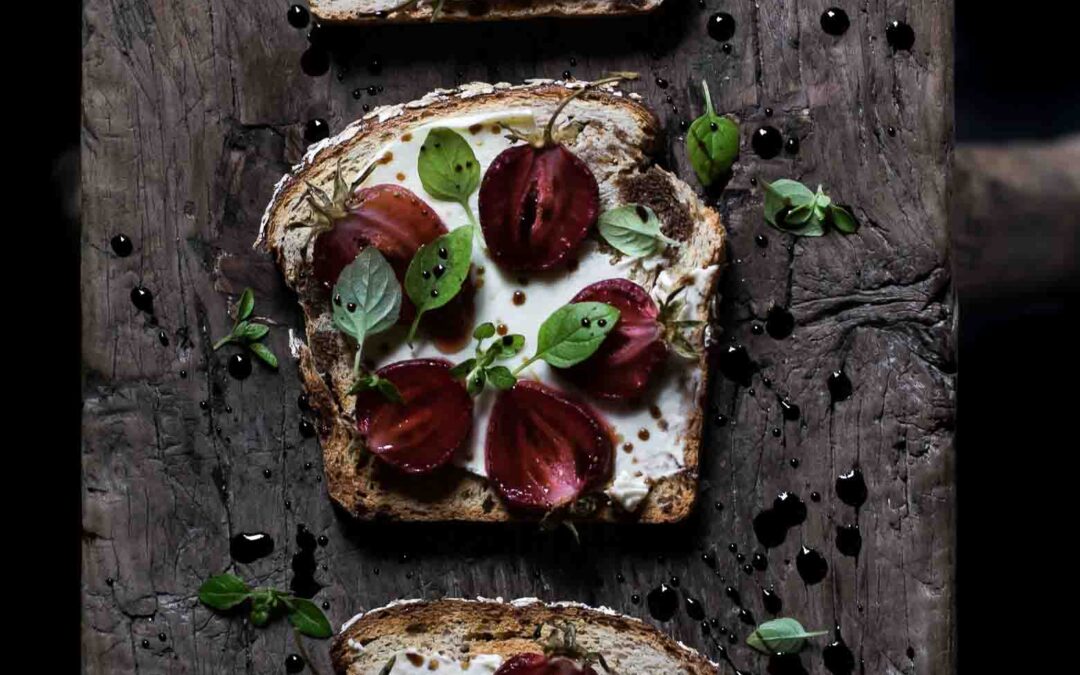 TOAST MED KARAMELLISEREDE JORDBÆR OG BALSAMICO