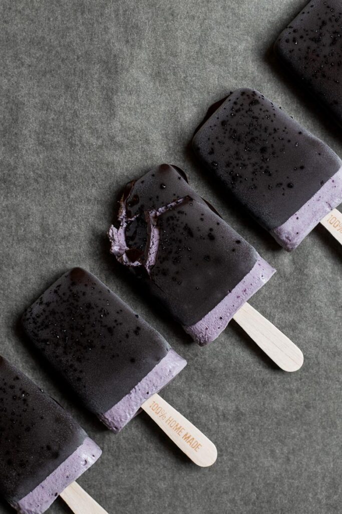 Blåbærparfait med lakridsgranulat