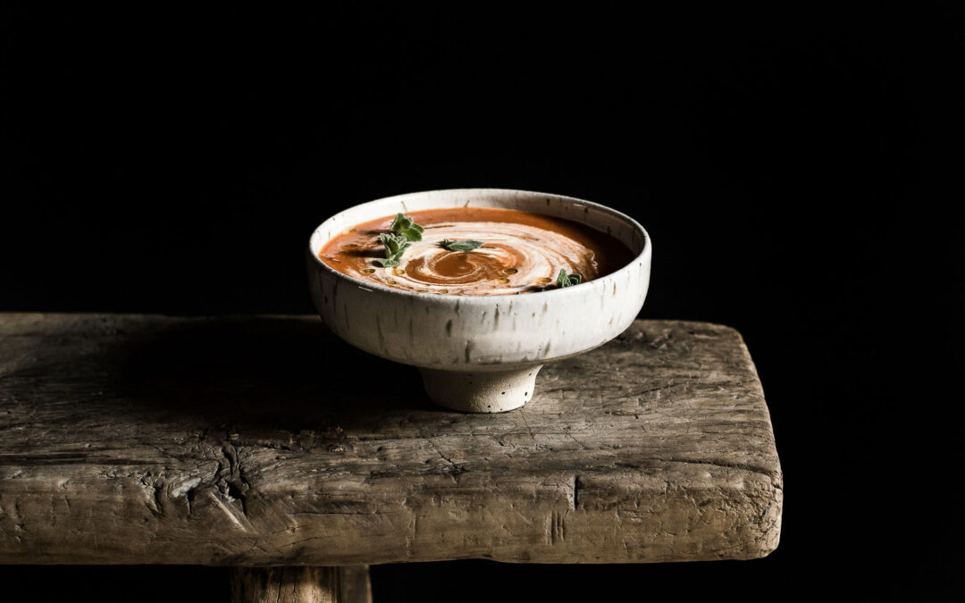 TOMATSUPPE MED CHILI OG FRISKE URTER