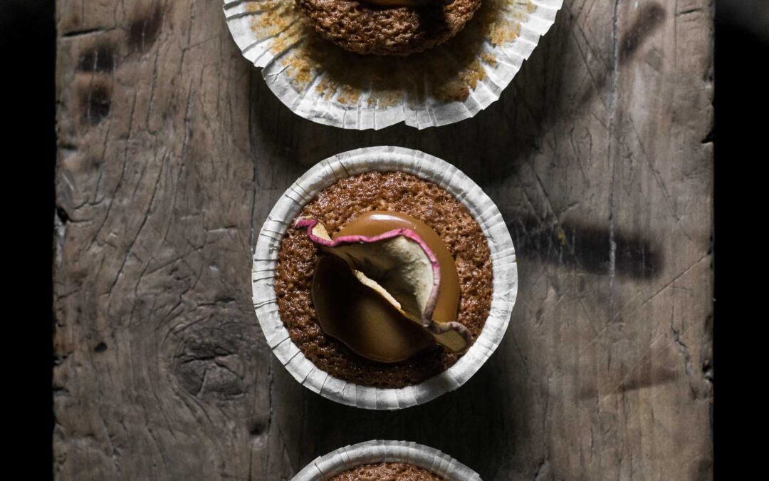 MUFFINS MED KRYDRET ÆBLESMØR OG KARAMEL