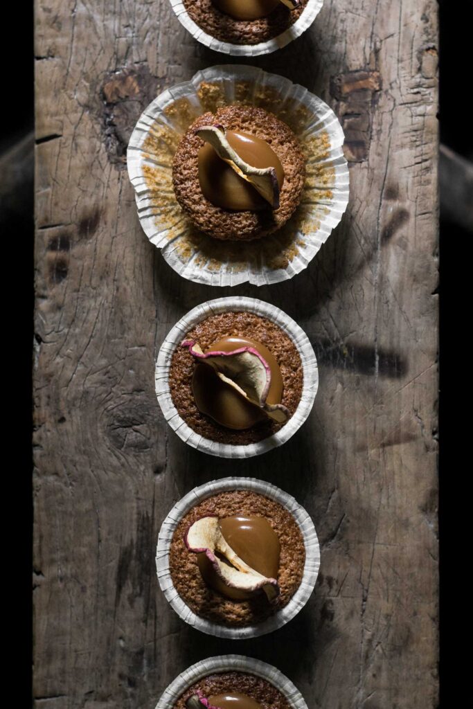 Muffins med æble og karamel