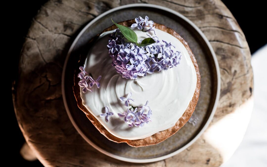 MANDELKAGE MED NØDDEKROKANT OG SYRENCREME