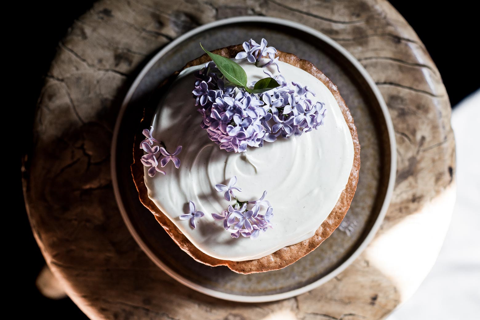 Mandelkage med nøddekrokant og syrencreme · 4