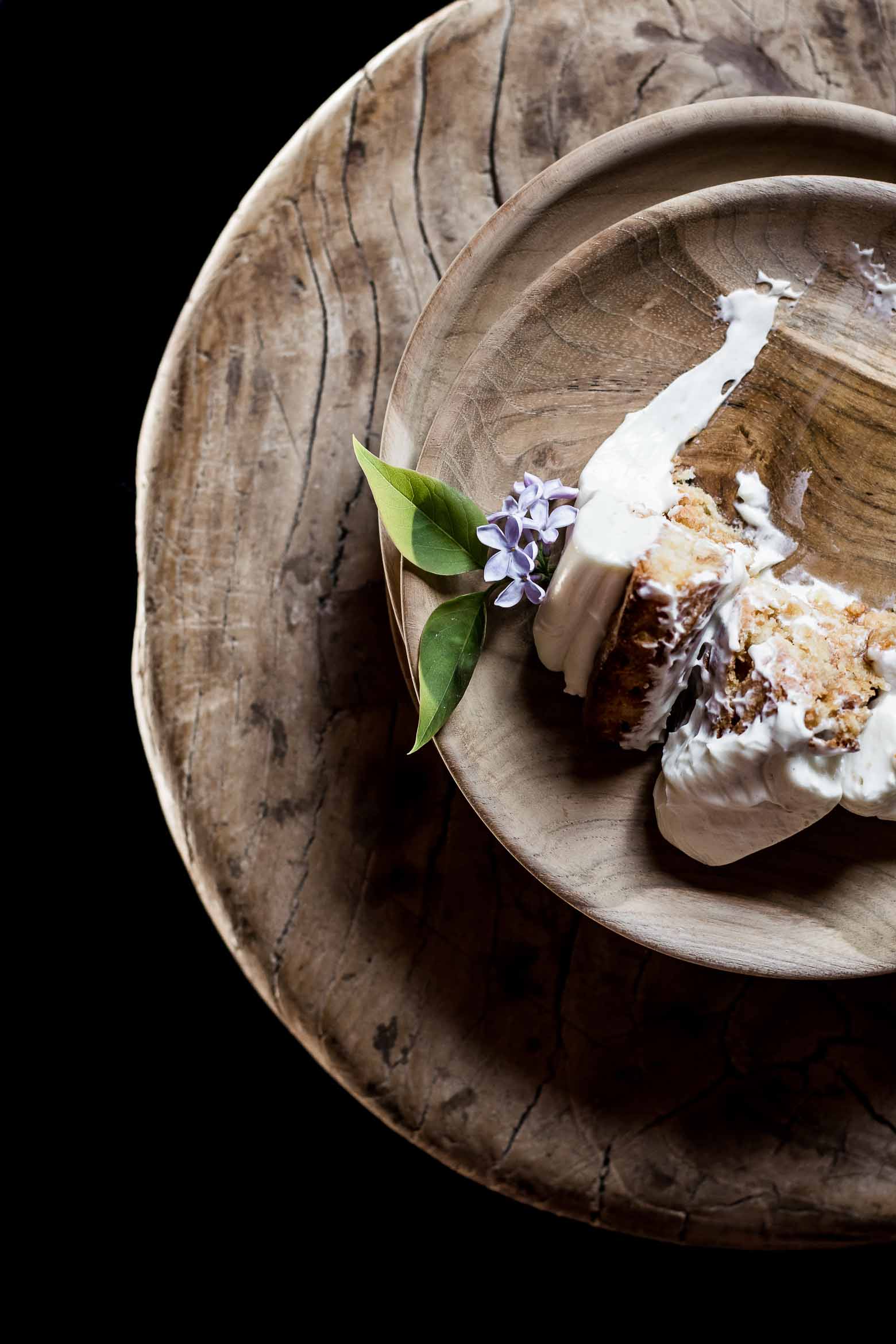 Mandelkage med nøddekrokant og syrencreme · 6
