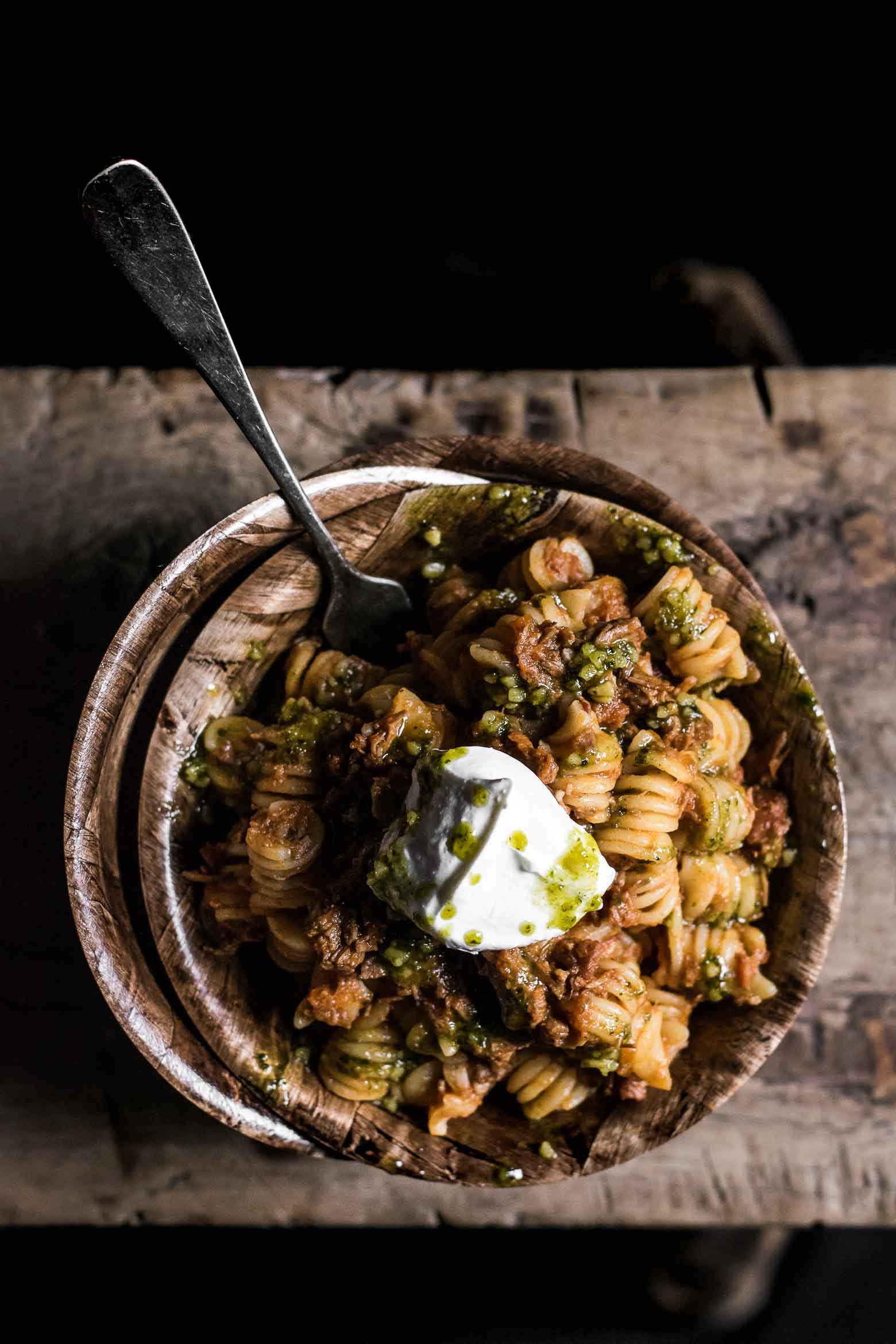 Spaghetti bolognese med gedeost og persillepesto · 10