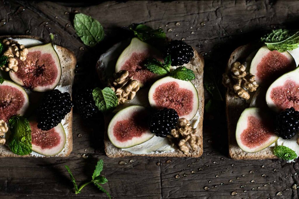 Toast med figner og brombær