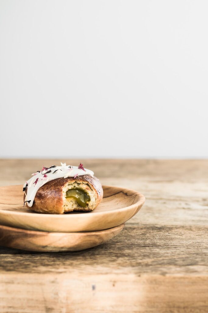 Fastelavnsboller med pistacie curd og citrusglasur