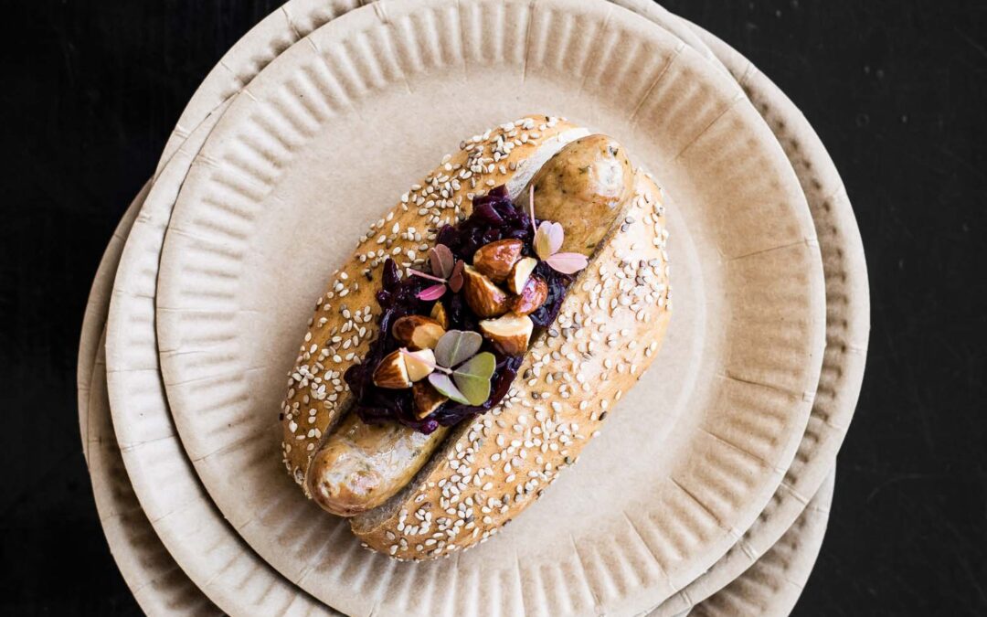 Hotdog med løgkompot og røgsaltede honningmandler