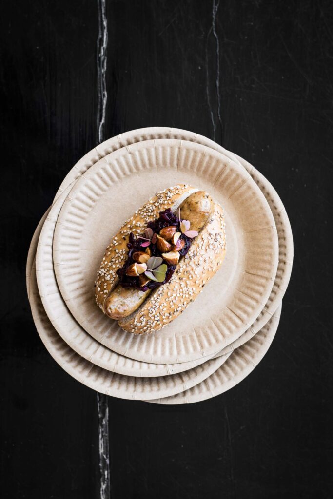 Hotdog med løgkompot og røgsaltede honningmandler