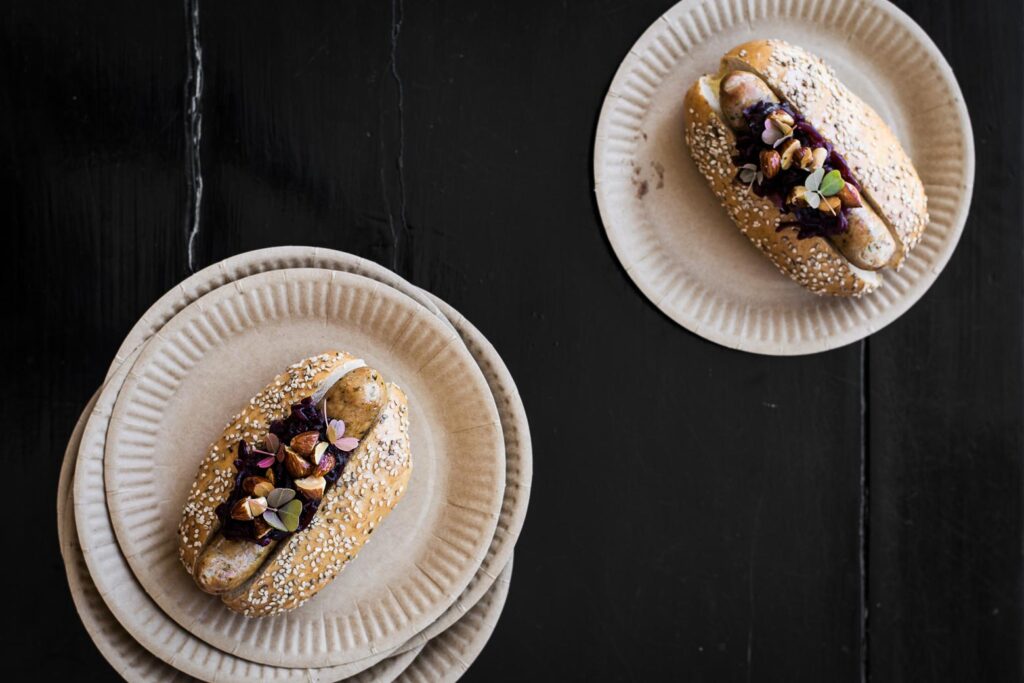 Hotdog med løgkompot og røgsaltede honningmandler