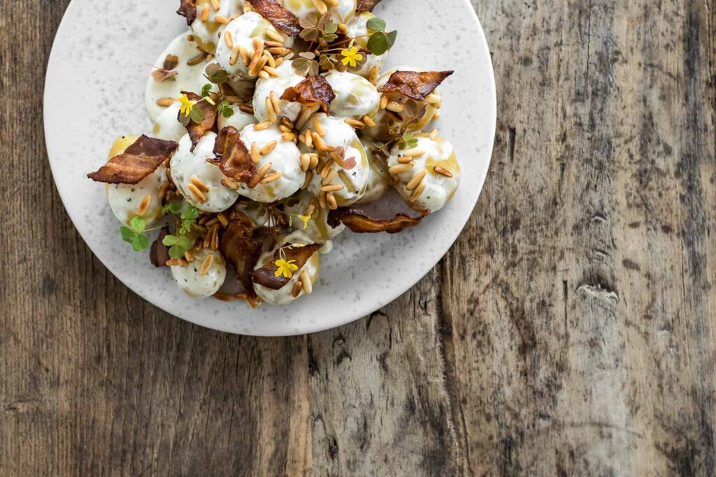 Kartoffelsalat med dijonnaise og bacon