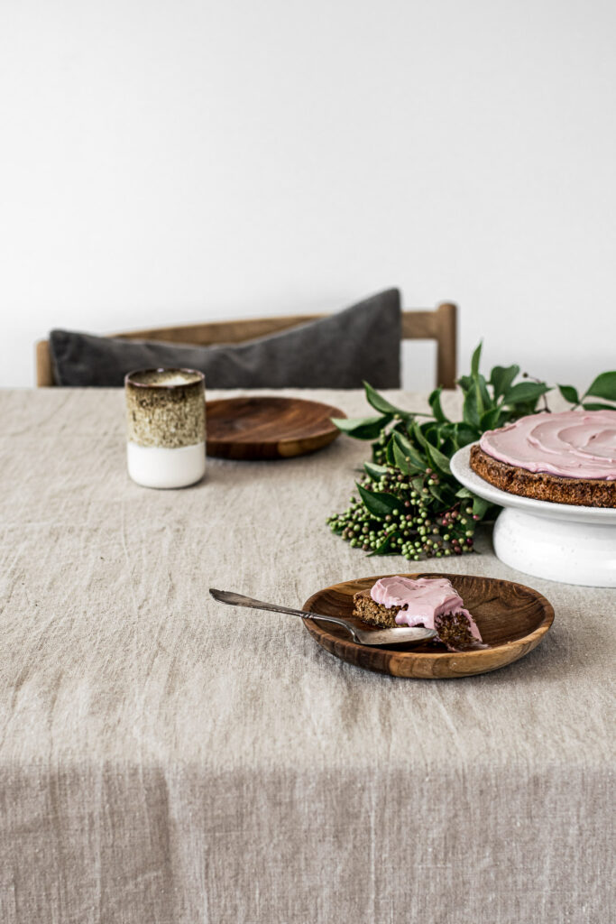 Kaffekage med hasselnødder og hyldebærcreme