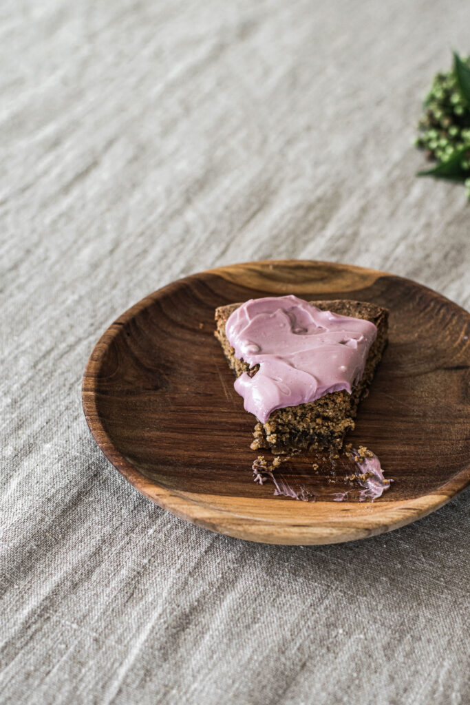 Kaffekage med hasselnødder og hyldebærcreme