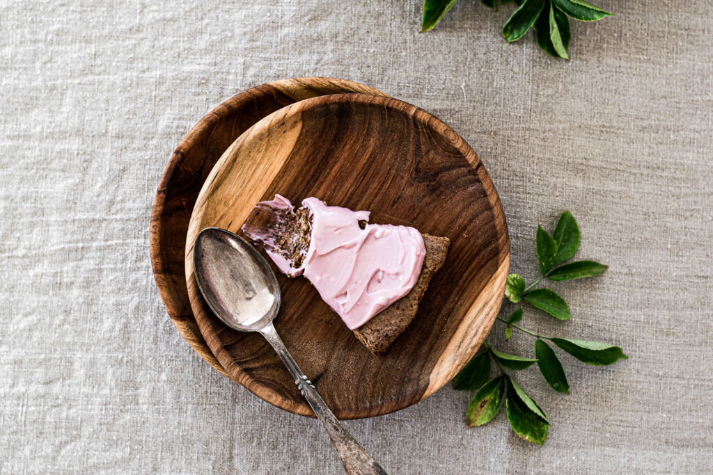 Kaffekage med hasselnødder og hyldebærcreme