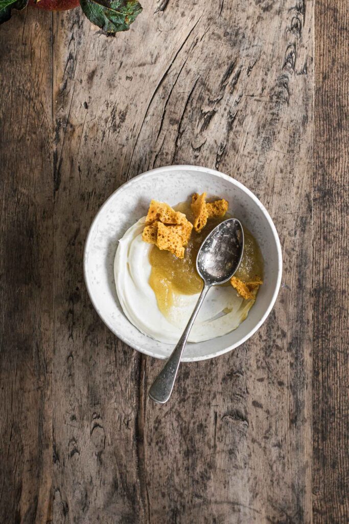 Æblegrød med kanelcreme og honningkaramel