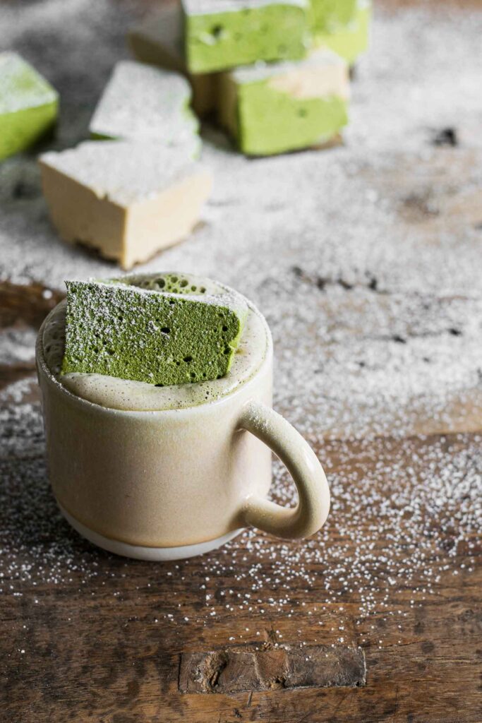 Kakao og skumfiduser med kokos og matcha