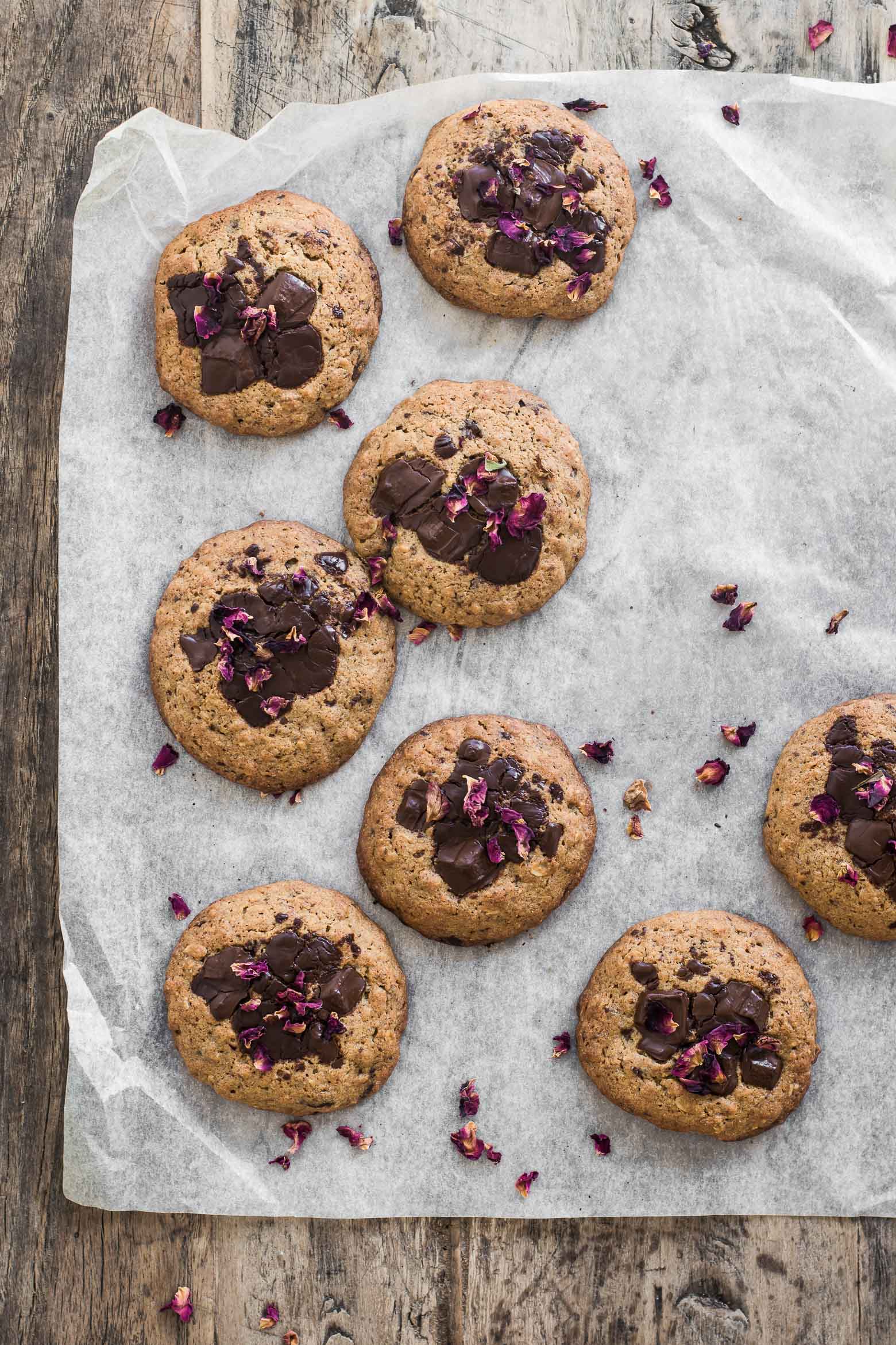 Chokorug cookies - Opskrift på cookies med kardemomme og rosenblomster