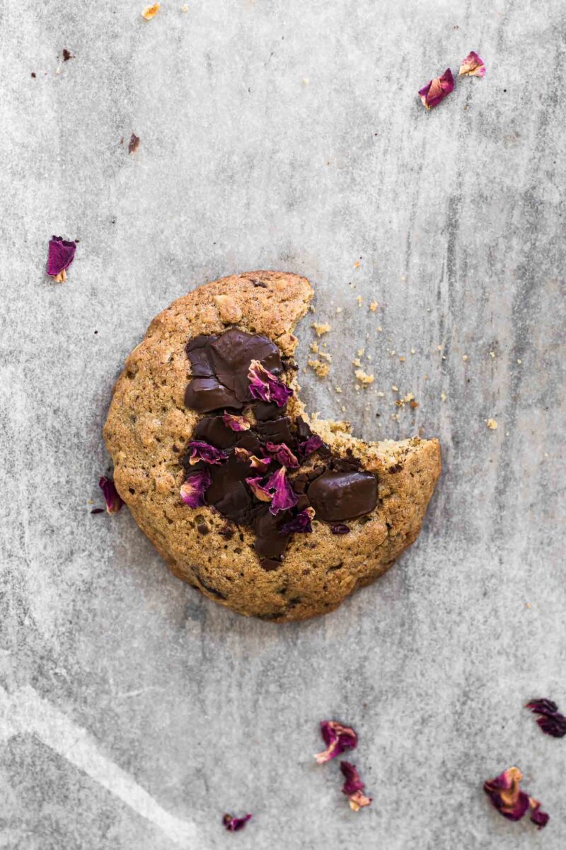 Chokorug cookies med kardemomme og rosenblomster