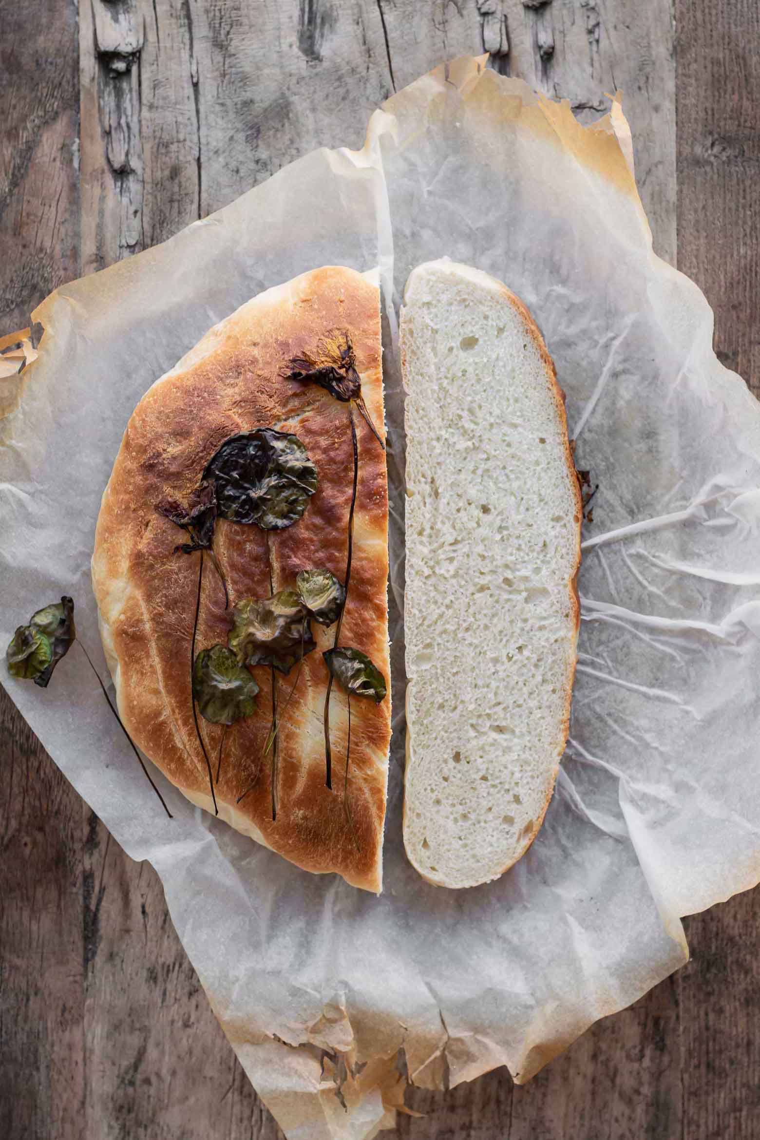 Urtebrød med hyldeblomst- og citrontimiansmør · Opskrift på brød og smør