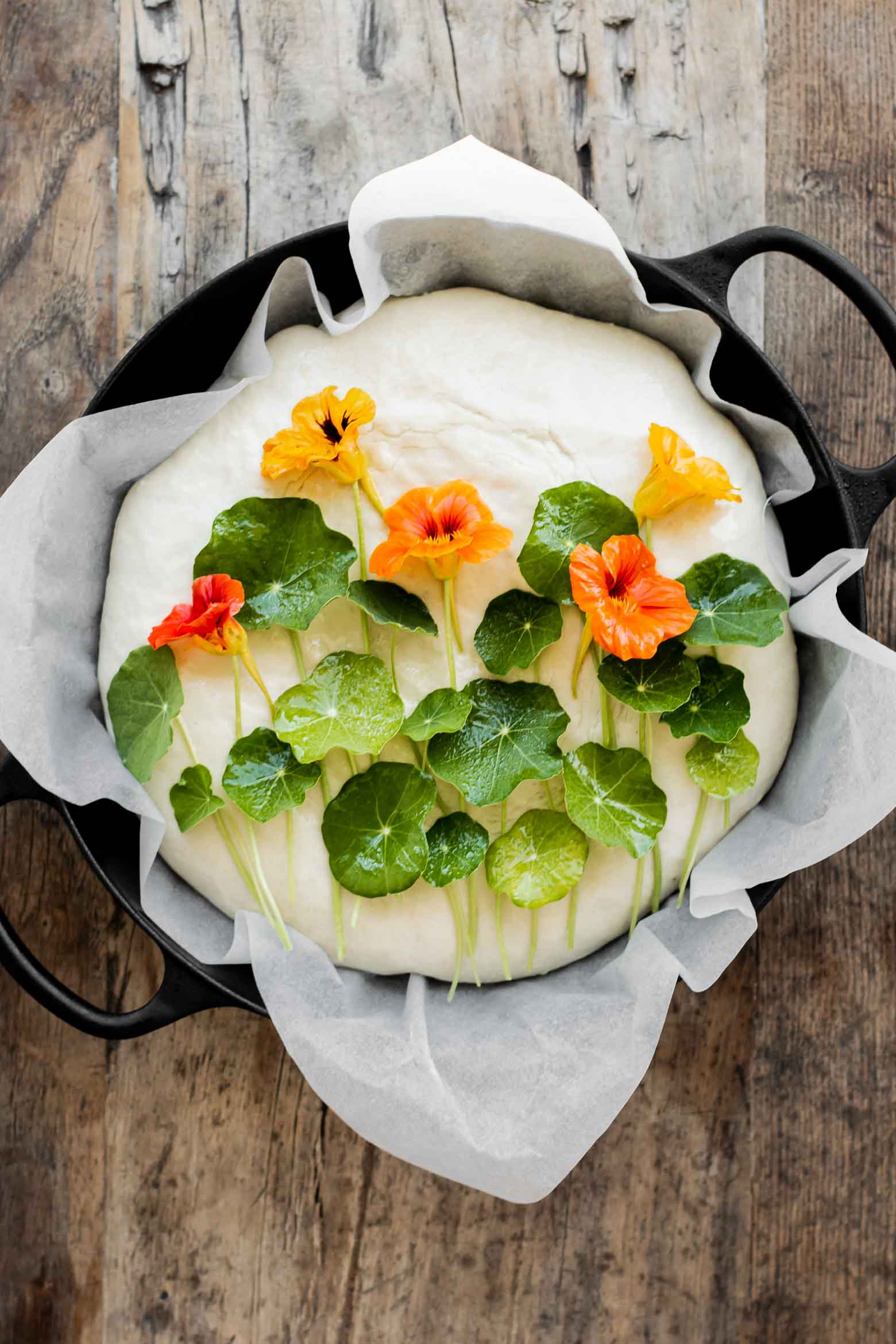 Urtebrød med hyldeblomst- og citrontimiansmør · Opskrift på brød og smør