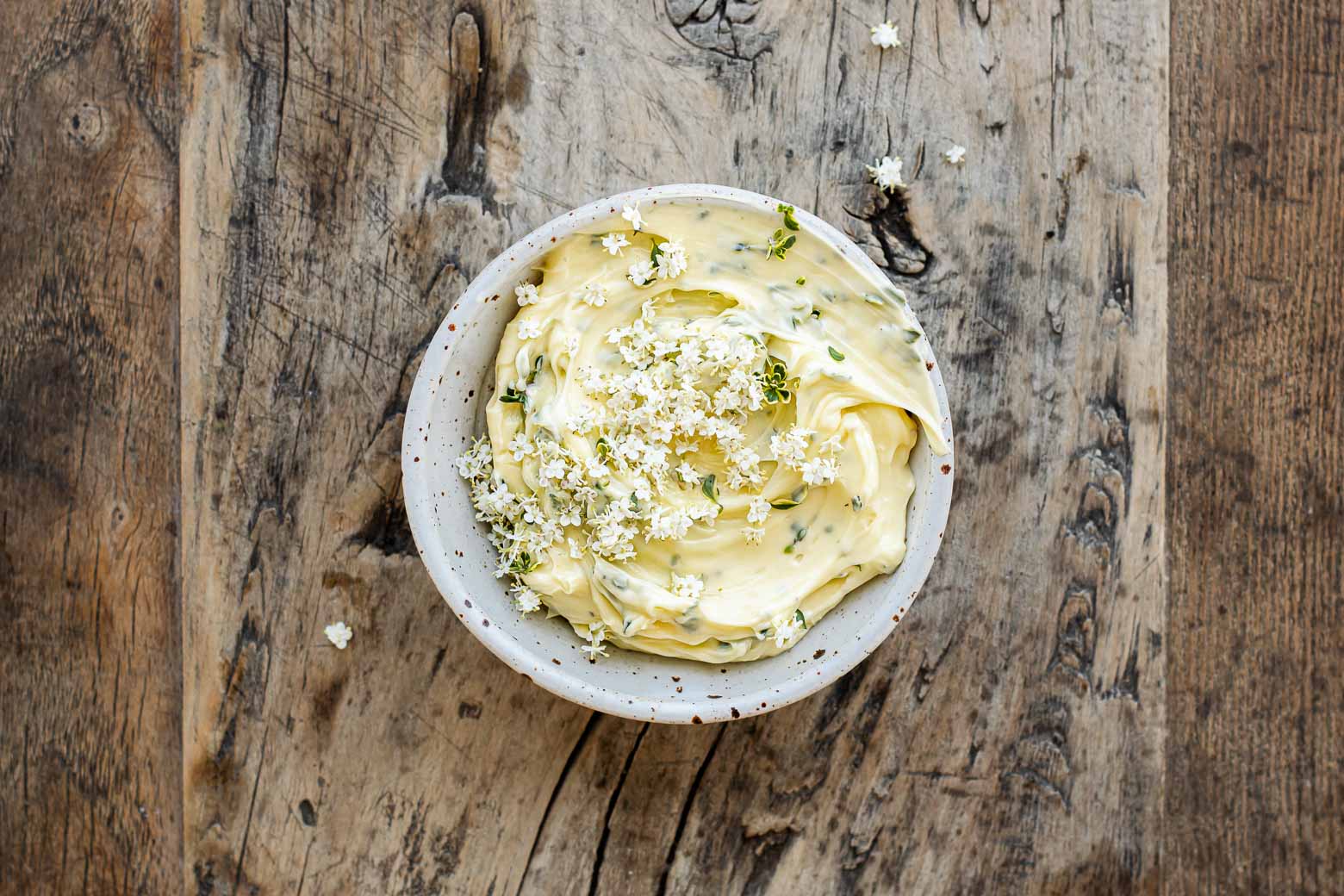 Urtebrød med hyldeblomst- og citrontimiansmør · Opskrift på brød og smør