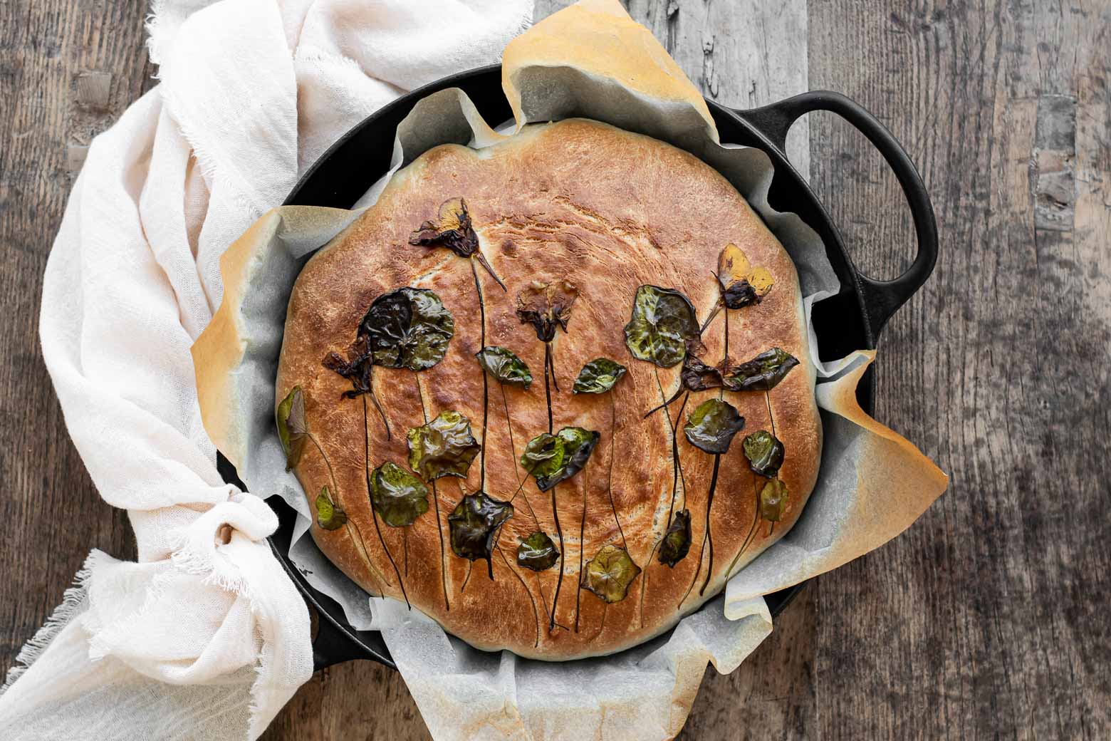 Urtebrød med hyldeblomst- og citrontimiansmør · Opskrift på brød og smør