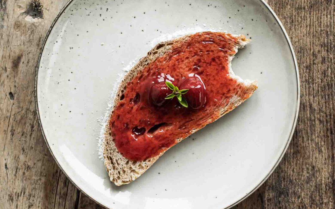 JORDBÆRMARMELADE MED TIMIAN OG SORT PEBER