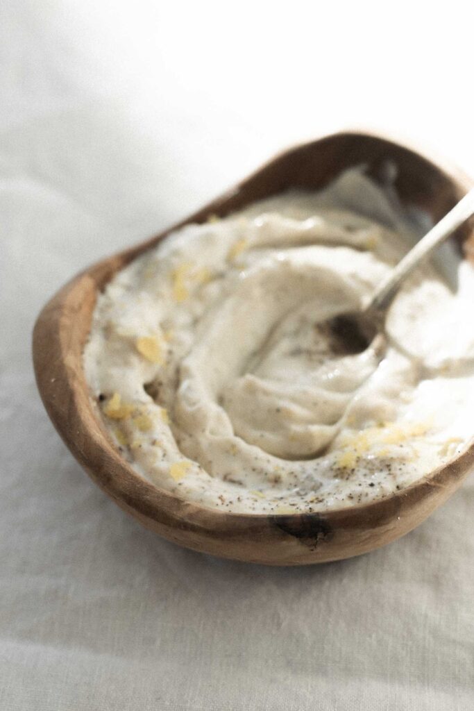 Kyllingeburger med karamelliserede løg og citrusmayo