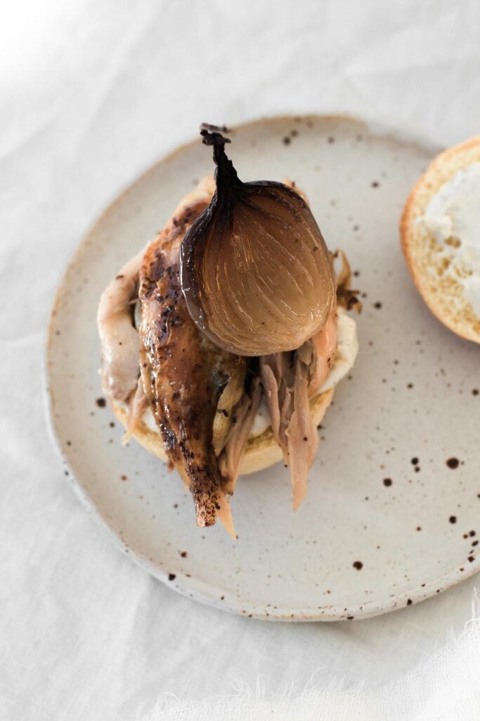 Kyllingeburger med karamelliserede løg og citrusmayo