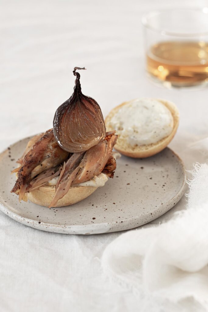 Kyllingeburger med karamelliserede løg og citrusmayo
