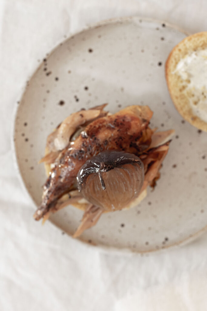 Kyllingeburger med karamelliserede løg og citrusmayo