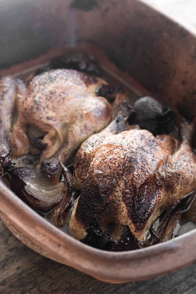 Kyllingeburger med karamelliserede løg og citrusmayo
