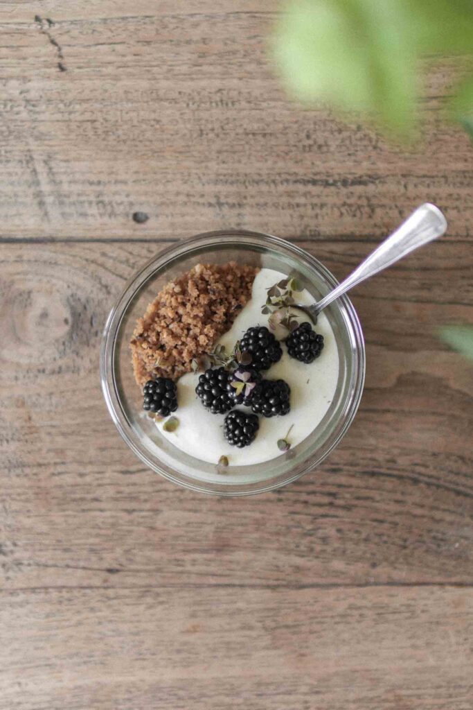 OSTEKAGE MED BROMBÆR, HYLDEBLOMSTCURD OG HASSELNØDDCRUMBLE